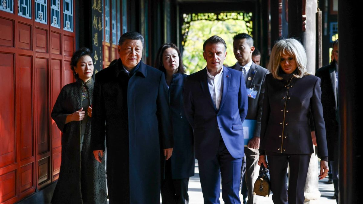 Emmanuel Macron termine sa visite en Chine avec une touche de légèreté