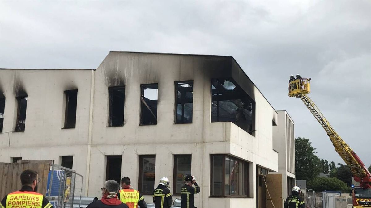 La mairie de Châteauneuf-sur-Sarthe renait de ses cendres