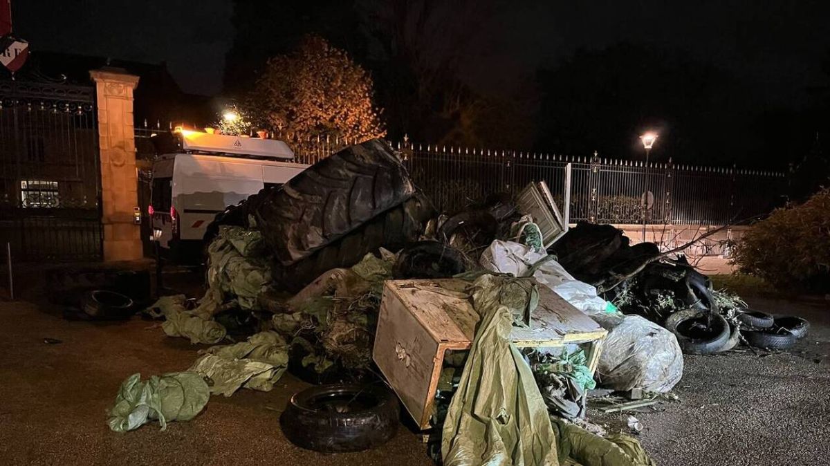 Des agriculteurs en colère déversent des déchets au Mans