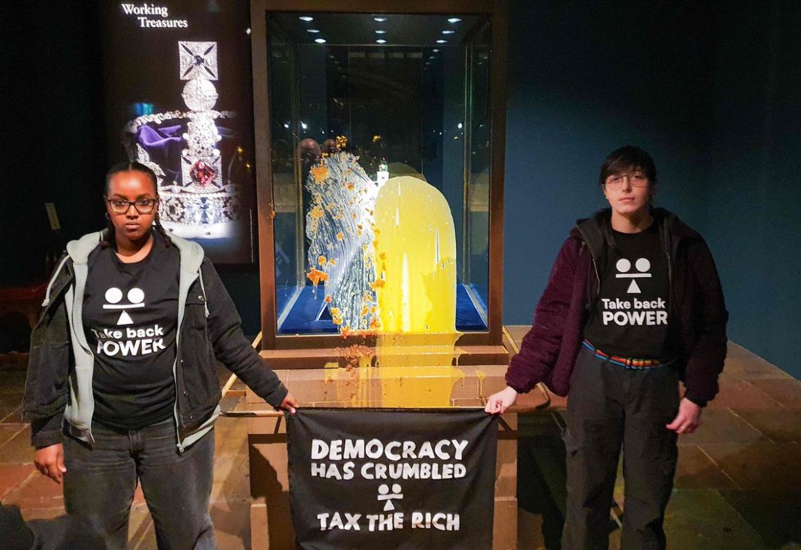 Des militants aspergent les joyaux de la couronne britannique de crème anglaise