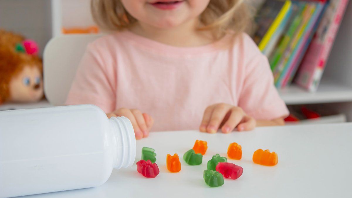 Une mère arrêtée après que ses jeunes enfants ingèrent des bonbons au cannabis