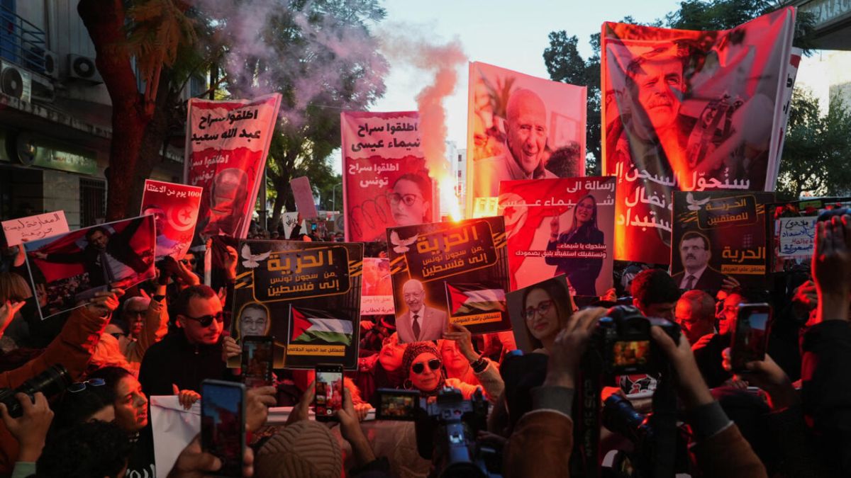 Des milliers de Tunisiens se lèvent pour défendre l'opposition
