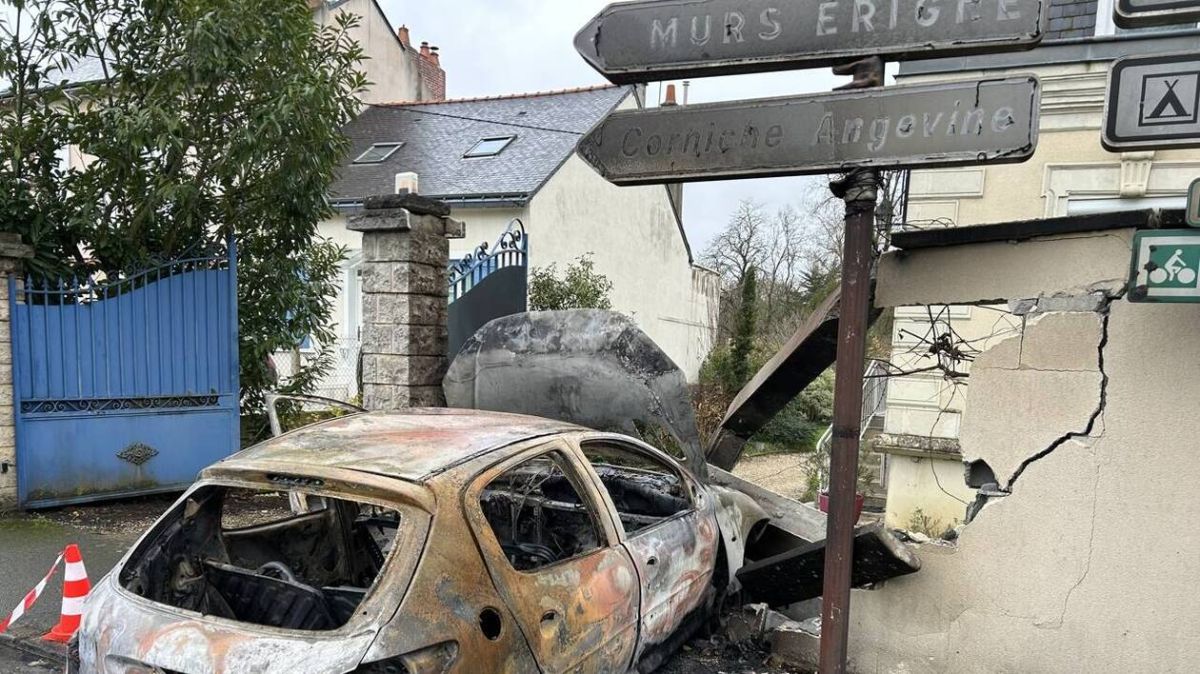 Un accident spectaculaire aux Ponts-de-Cé : une voiture s'embrase après avoir percuté un mur