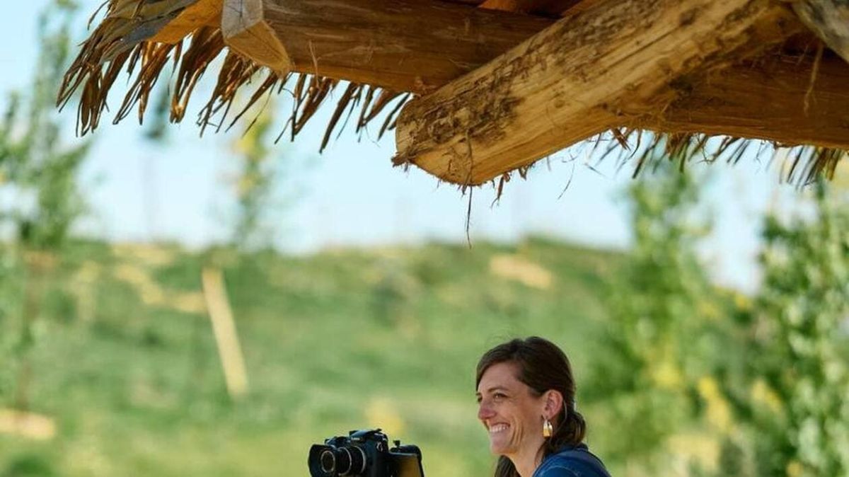 Un regard captivant sur la relation entre un loup et un écolier
