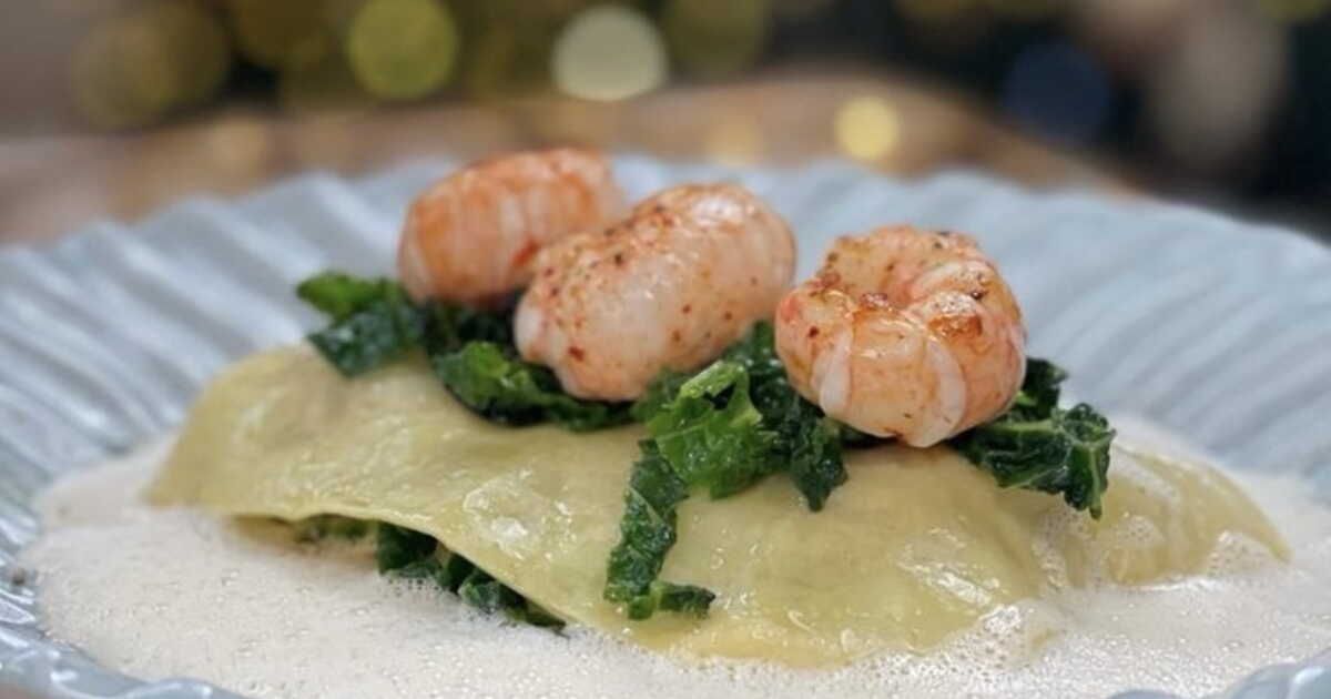 Cyril Lignac célèbre Joël Robuchon avec des ravioles de langoustines au bouillon de foie gras