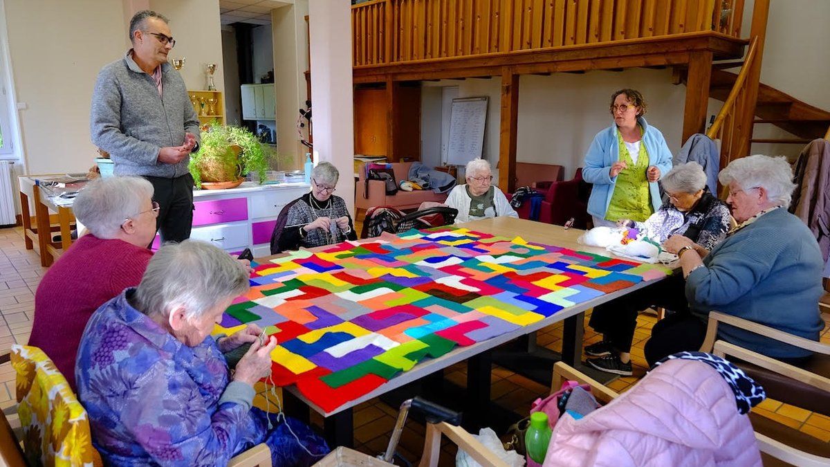 Tisser des liens : un après-midi convivial autour du tricot à Agen