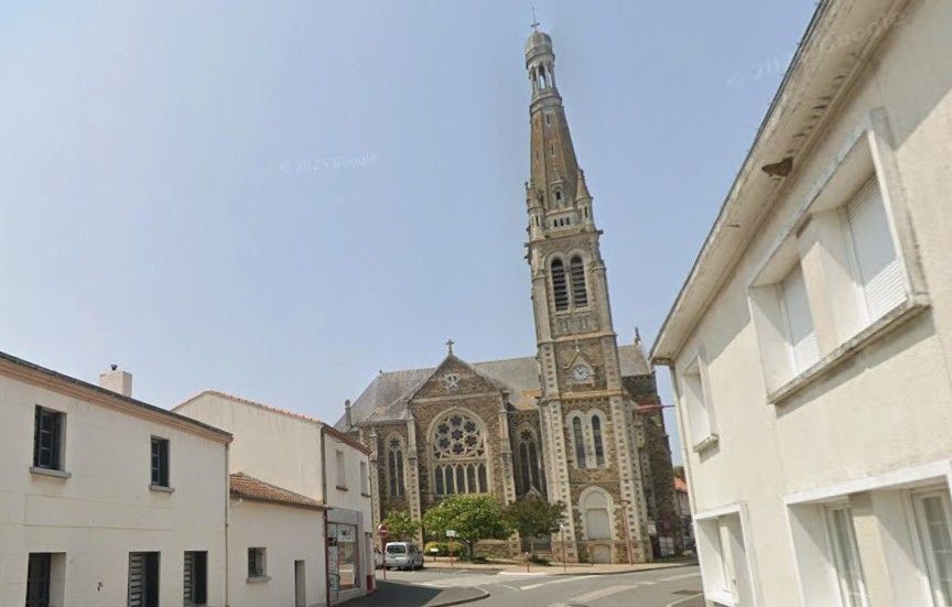 Urgent : Des habitants évacués à Saint-Hilaire-de-Chaléons face à l’effondrement imminent d’un clocher