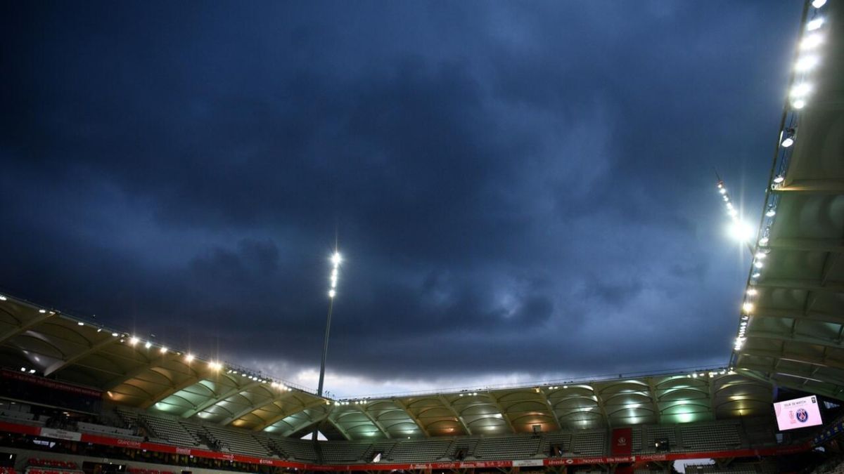 Cinq policiers blessés par des mortiers après le match Reims-Laval