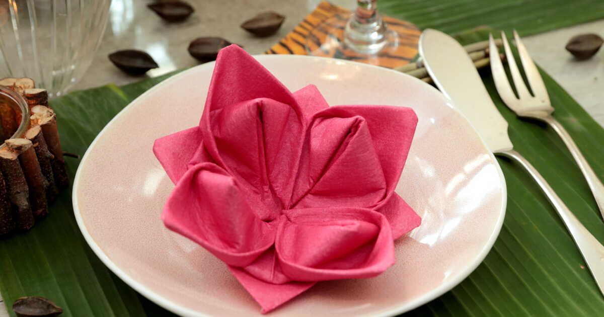 Maîtriser l'art du pliage : le lotus en serviette de papier