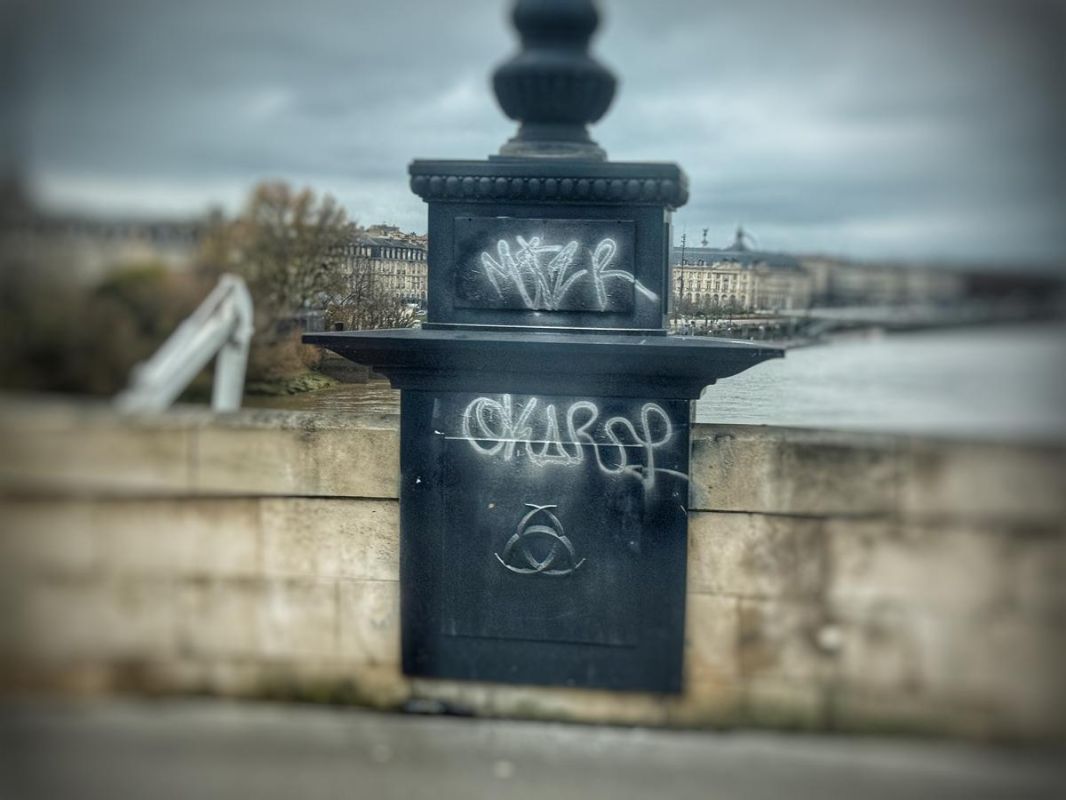 Deux graffeurs arrêtés après avoir tagué le pont de Pierre à Bordeaux