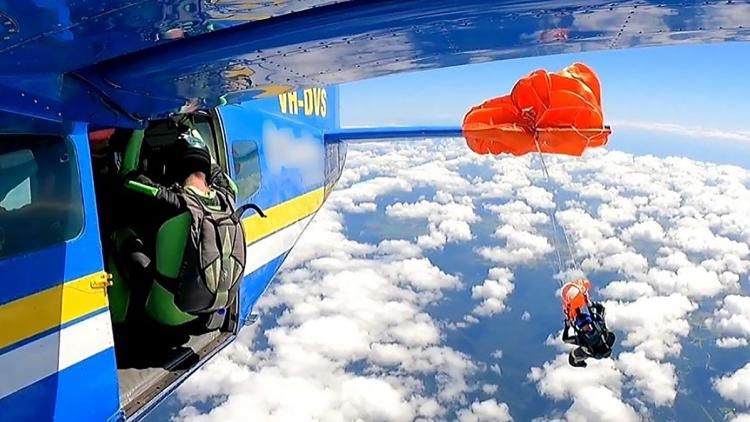 Une descente vertigineuse : un parachutiste se libère d'un accident en plein vol