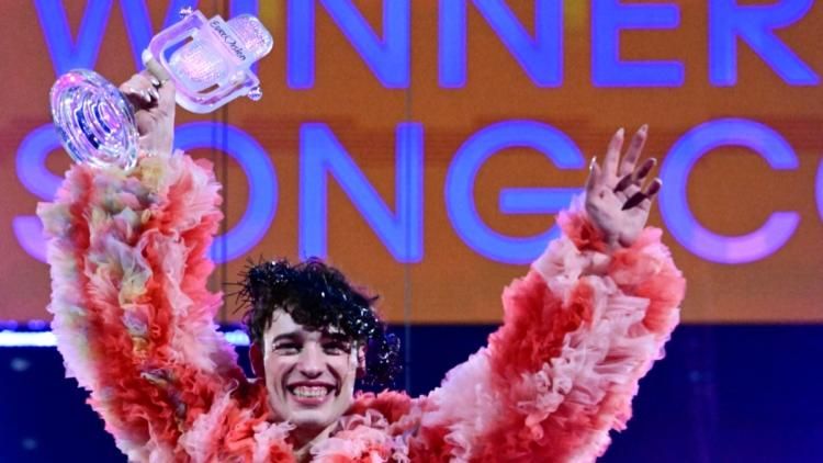 Nemo, vainqueur de l'Eurovision, rend son trophée en signe de protestation