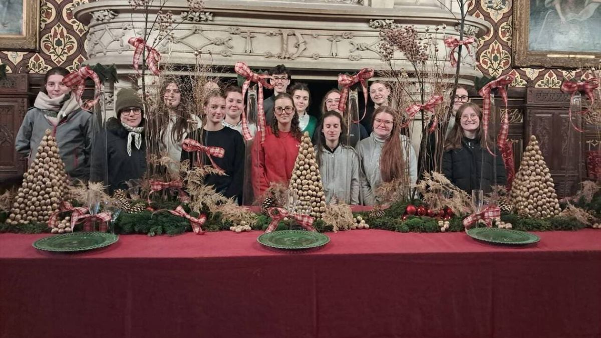 Des apprentis fleuristes transforment le château du Lude en un véritable royaume de Noël