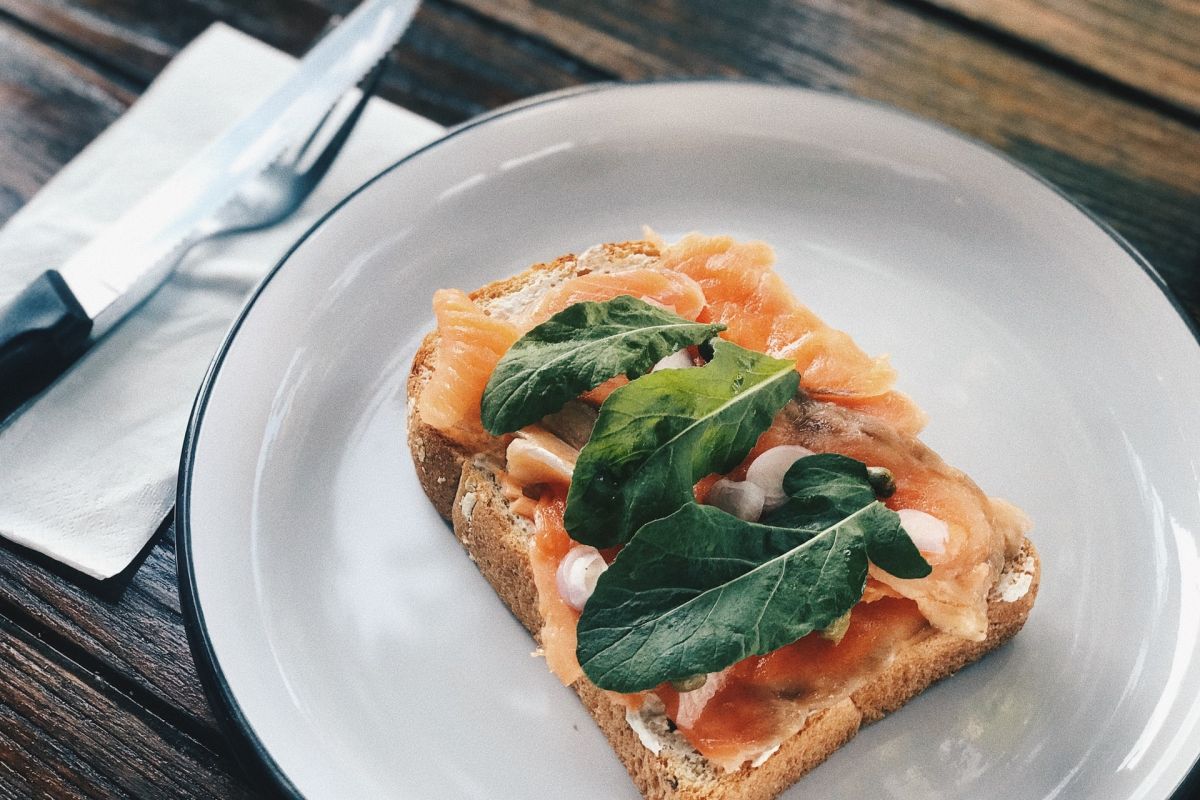 Le saumon fumé : délices des fêtes et préoccupations sanitaires
