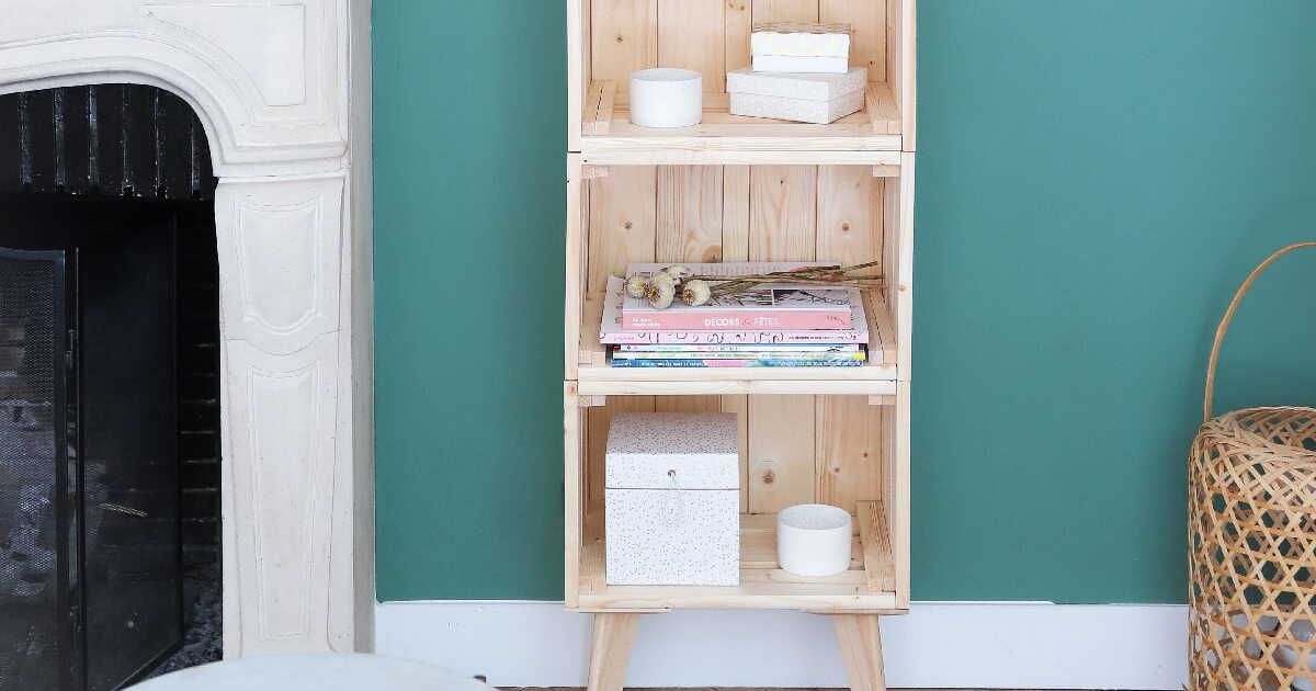 Créez une étagère tendance avec des caisses en bois recycées