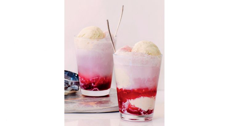 cocktail glacé mousseux à la rhubarbe et au gingembre