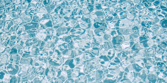 Pourquoi l'eau de votre piscine devient-elle blanchâtre ?