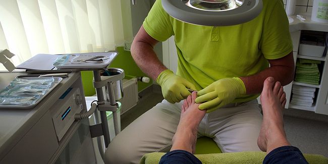 Bien choisir sa mutuelle pour pédicure et podologue : guide des seniors