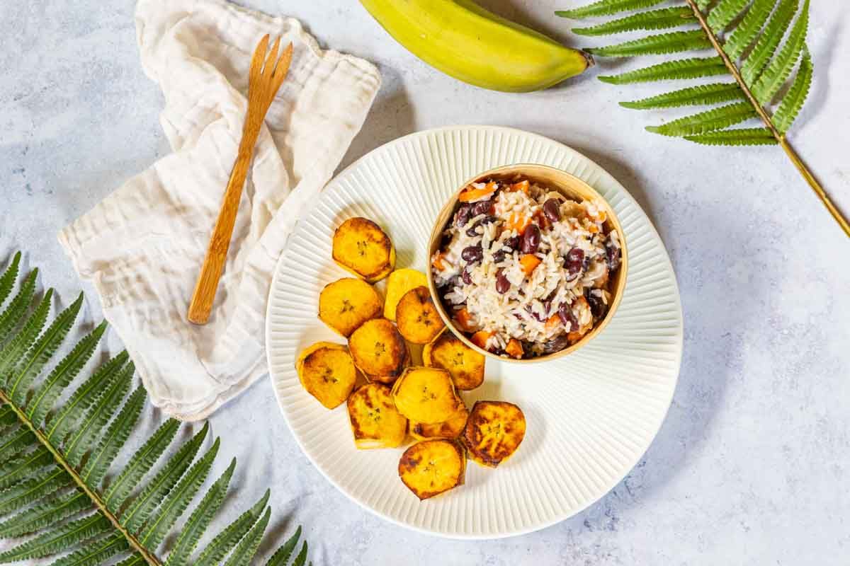Riz aux haricots rouges et lait de coco, bananes plantains grillées