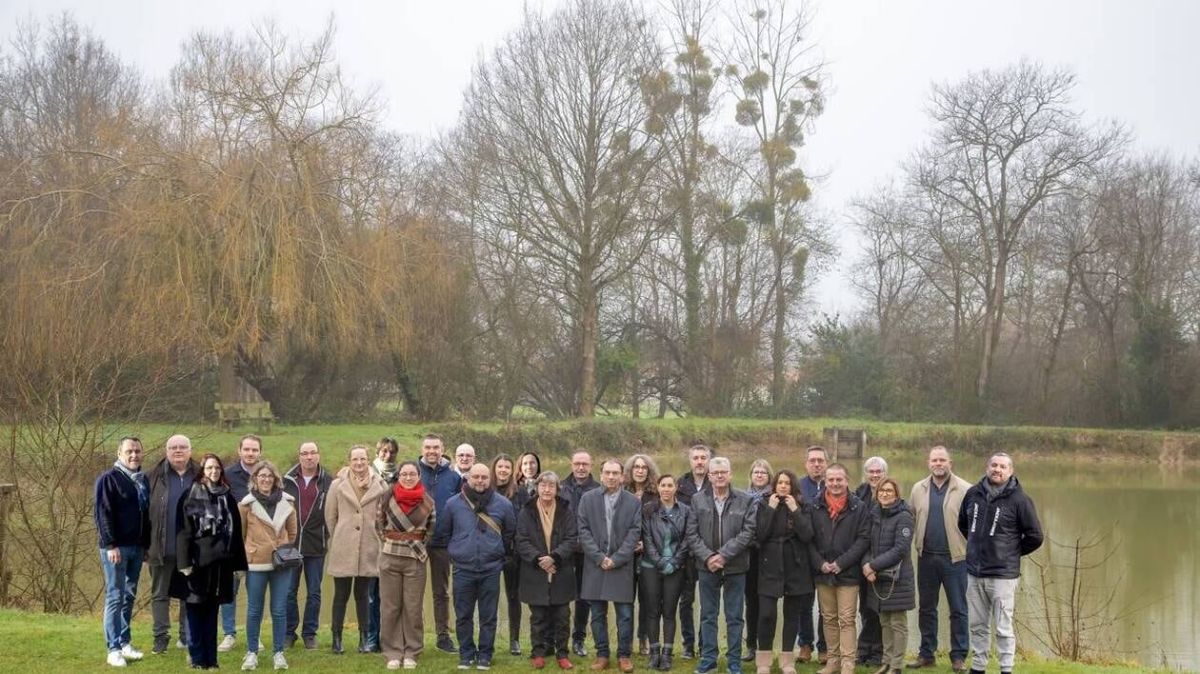 Un maire sortant lève le voile sur sa liste en vue des municipales 2026 près de Nantes