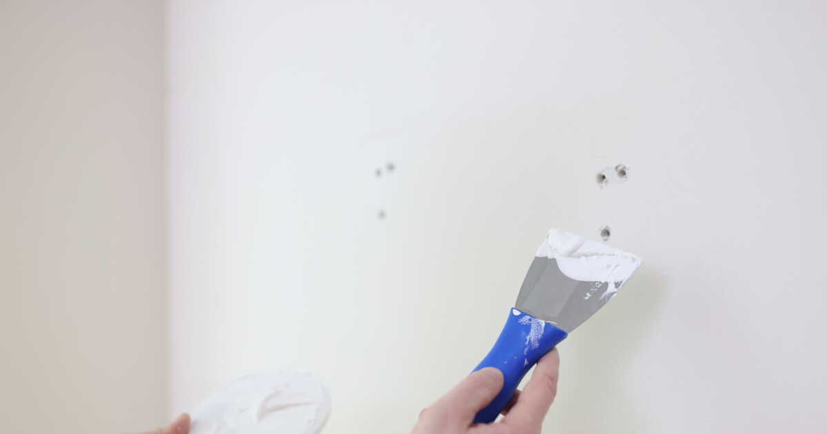 reboucher un trou dans le mur : guide simple et rapide