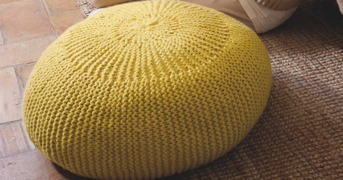 Le pouf à tricoter, la pièce déco qui réchauffe votre intérieur