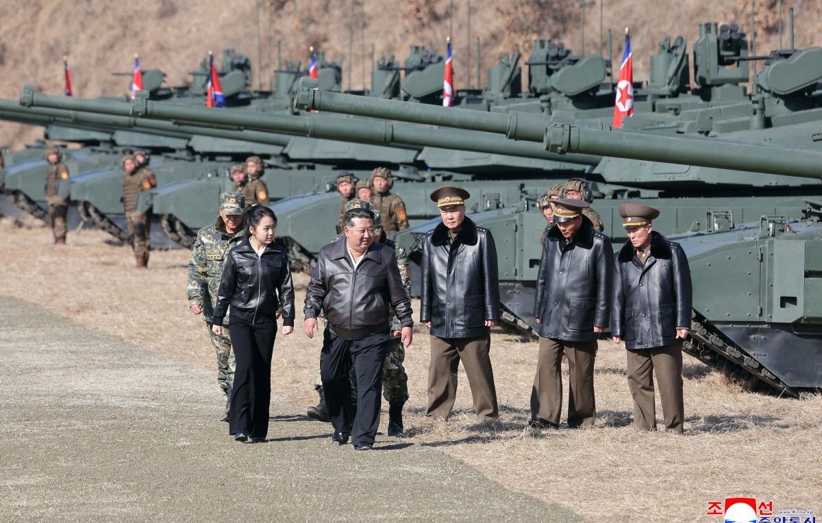 Kim Jong Un présente son nouveau tank avec sa fille au camp d'entraînement