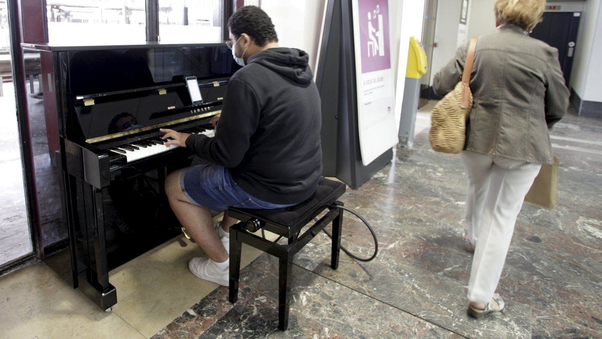 La belle surprise d'un jeune Grenoblois qui, à 19 ans, joue au piano en gare