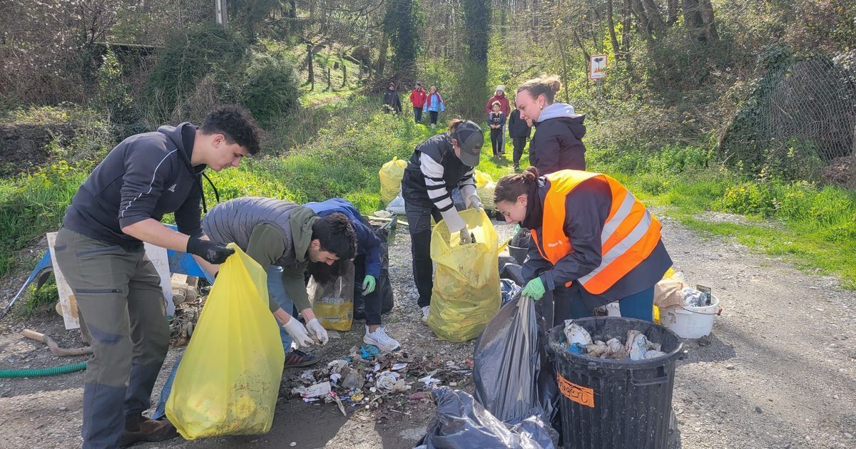 La Mayenne sous le poids des déchets : un nettoyage collectif surprenant