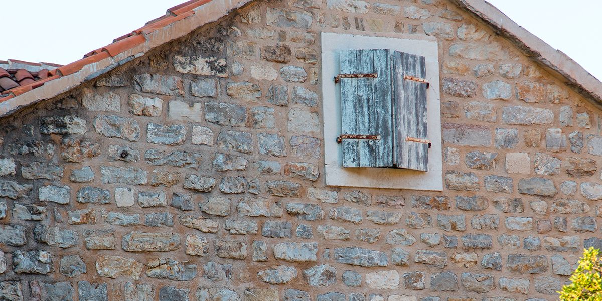 Isoler un mur en pierre : solutions et conseils pratiques