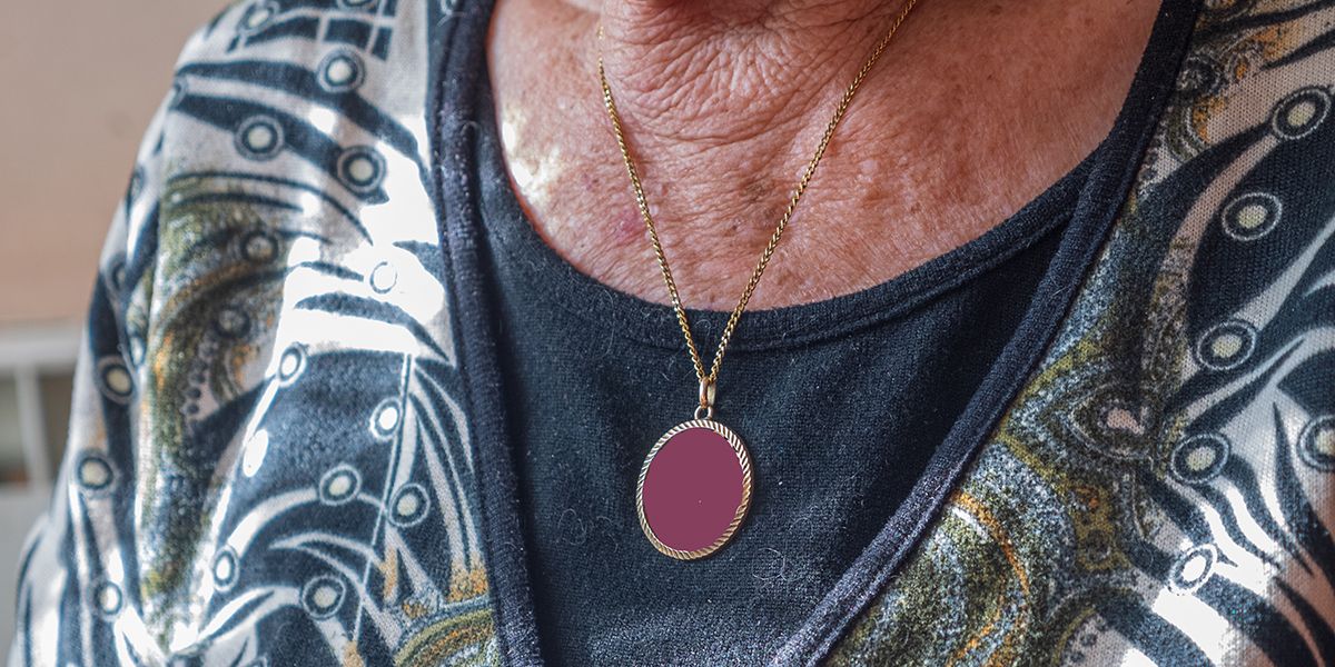 Pendentifs et bracelets : le choix idéal pour la sécurité des seniors
