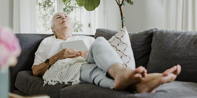 Comprendre le syndrome des jambes sans repos : enjeux, symptômes et traitements