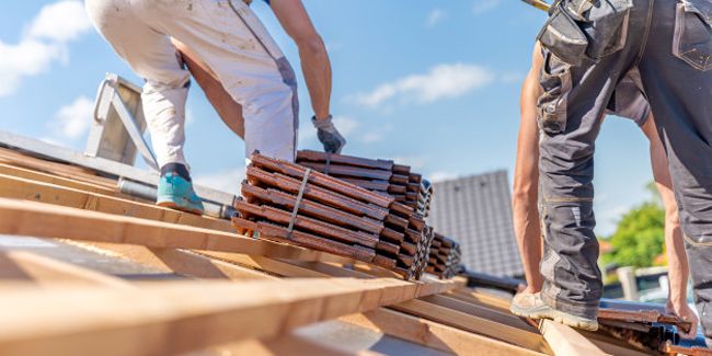 Comprendre l'assurance décennale pour les charpentiers-couvreurs : enjeux et tarifs