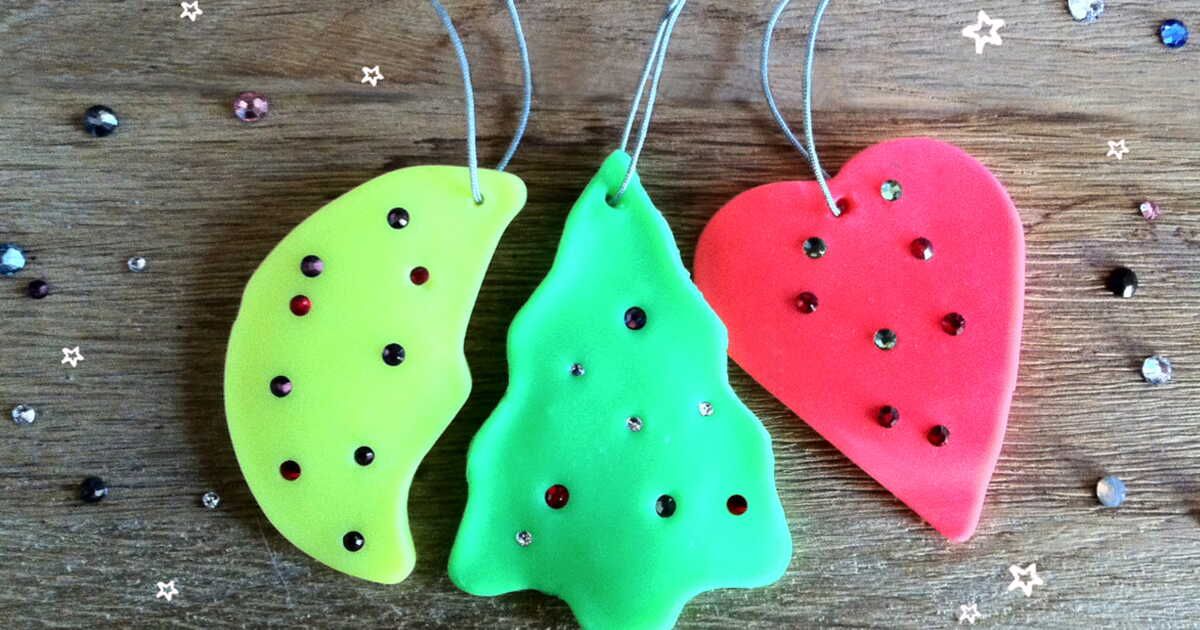 Des décorations de sapins créatives pour les petits artistes