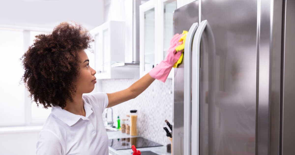 Comment nettoyer facilement sous votre réfrigérateur sans effort