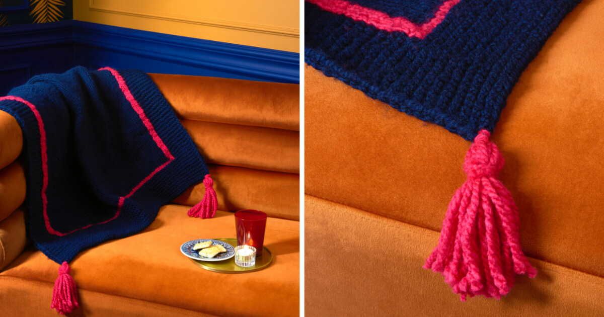 Créez un plaid tendance en tricot avec des pompons et des rayures colorées