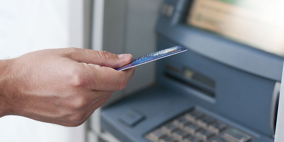 Comprendre le découvert bancaire : frais, conseils et solutions