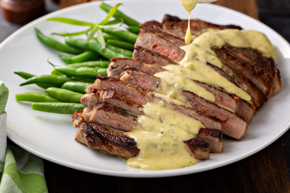 Découvrez la sauce incontournable des brasseries qui sublimera vos viandes