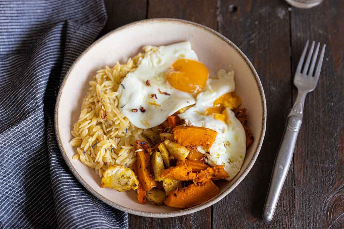 Légumes rôtis, orzo et œufs