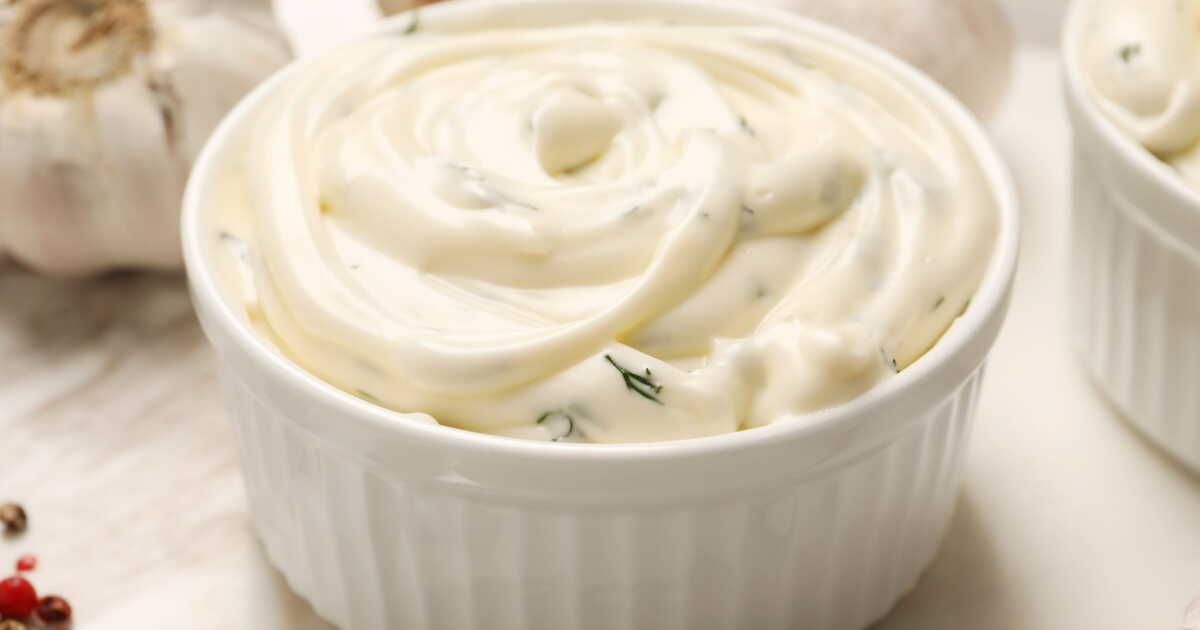 Découvrez la recette authentique de la sauce césar pour sublimer vos salades