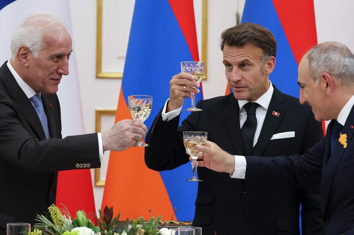 VIDEO. Emmanuel Macron chante 'La Bohème' d'Aznavour avec le président arménien au piano