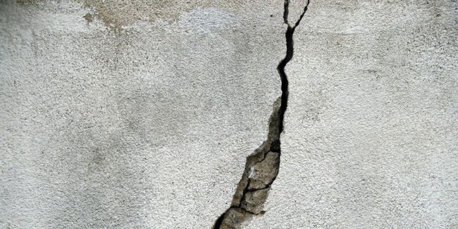 Fissures sur les murs : comprendre les causes et les risques possibles