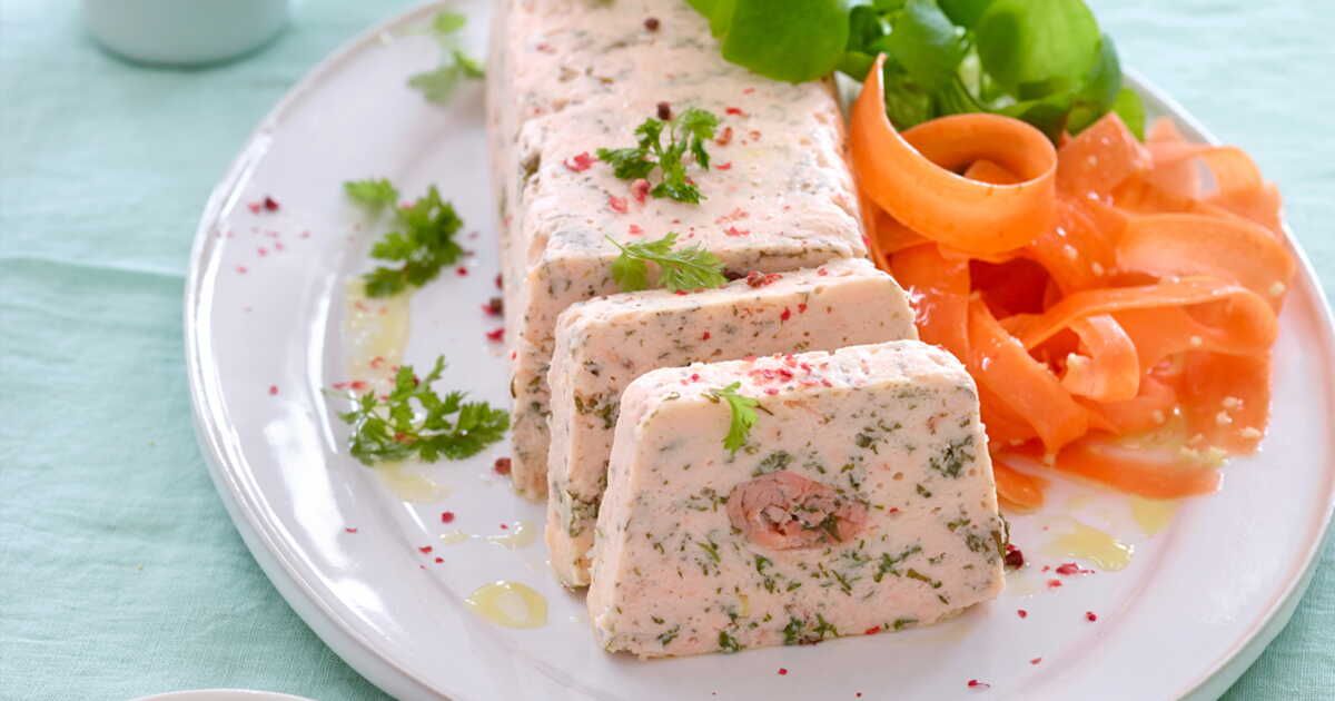 Découvrez la terrine de saumon aux fines herbes, un délice raffiné à savourer