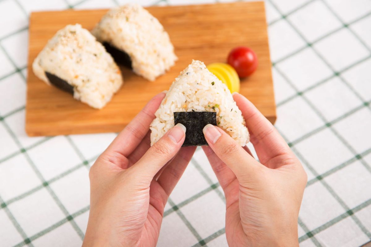 Récupérer du riz en un clin d'œil : découvrez les onigiri, ces en-cas japonais si faciles à réaliser