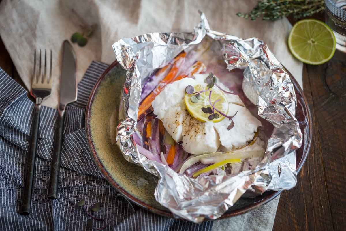 Papillote de cabillaud aux légumes d'hiver et lait de coco