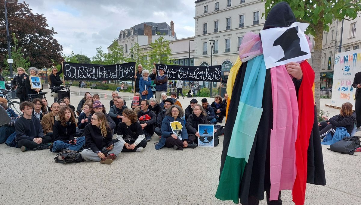 Des enseignants de Laval organisent un cortège funéraire pour défendre leur lycée