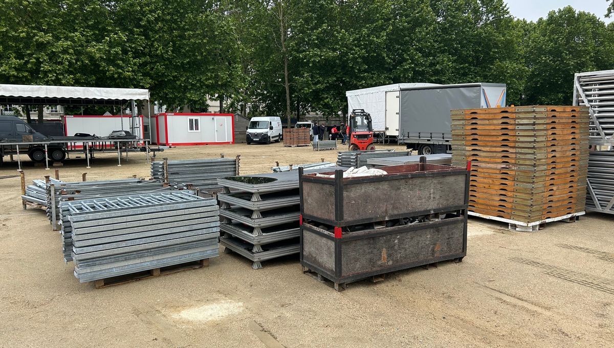 les bénévoles au cœur de l'installation du festival les 3 éléphants