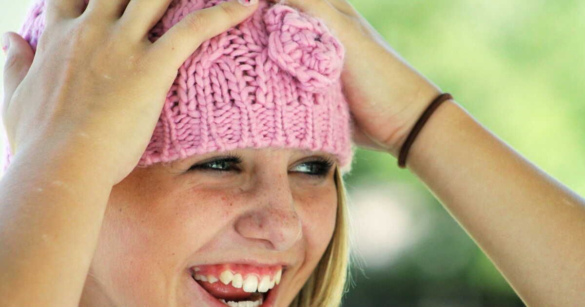Des bonnets en laine à tricoter pour toute la famille