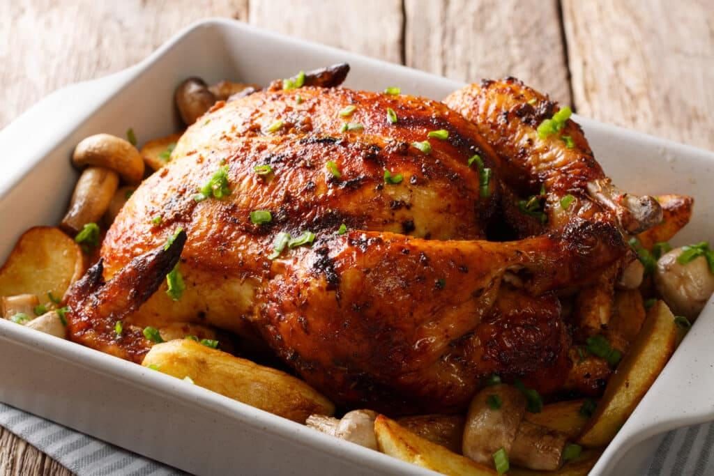 Découvrez l'astuce surprenante qui transforme le poulet rôti