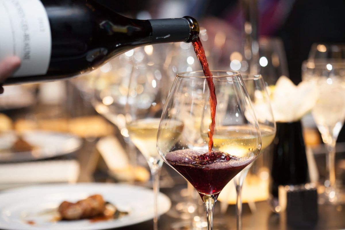 les secrets du verre à pied : pourquoi le vin se sert ainsi ?